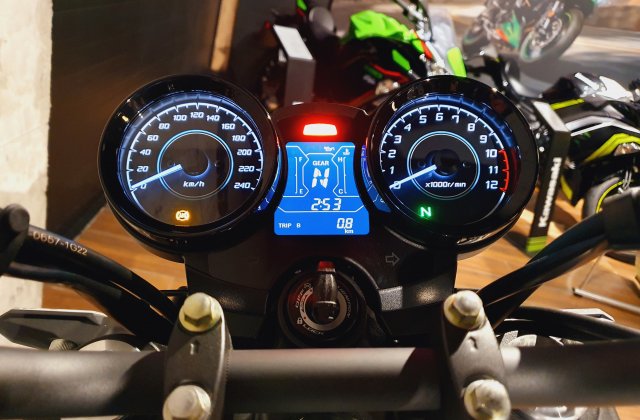 Kawasaki Z650RS klasyczne zegary